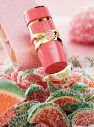 Yara Candy de Lattafa Perfumes (FUCSIA): es una fragancia de la familia olfativa Floral Frutal Gourmand para Mujeres. . Las Notas de Salida son grosellas negras y Mandarina verde; las Notas de Corazón son Strawberry Fizz Candy y gardenia; las Notas de Fondo son vainilla, almizcle, ámbar y sándalo.