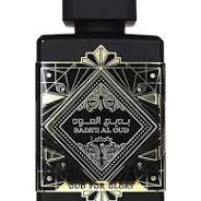 UNISEX.Notas de Salida: bergamota fresca, pimienta rosa y grosella negraNotas de Corazón: peonía dulce, madera de oud y carameloNotas de fondo: frambuesa jugosa, patchouli terroso y ámbar seco